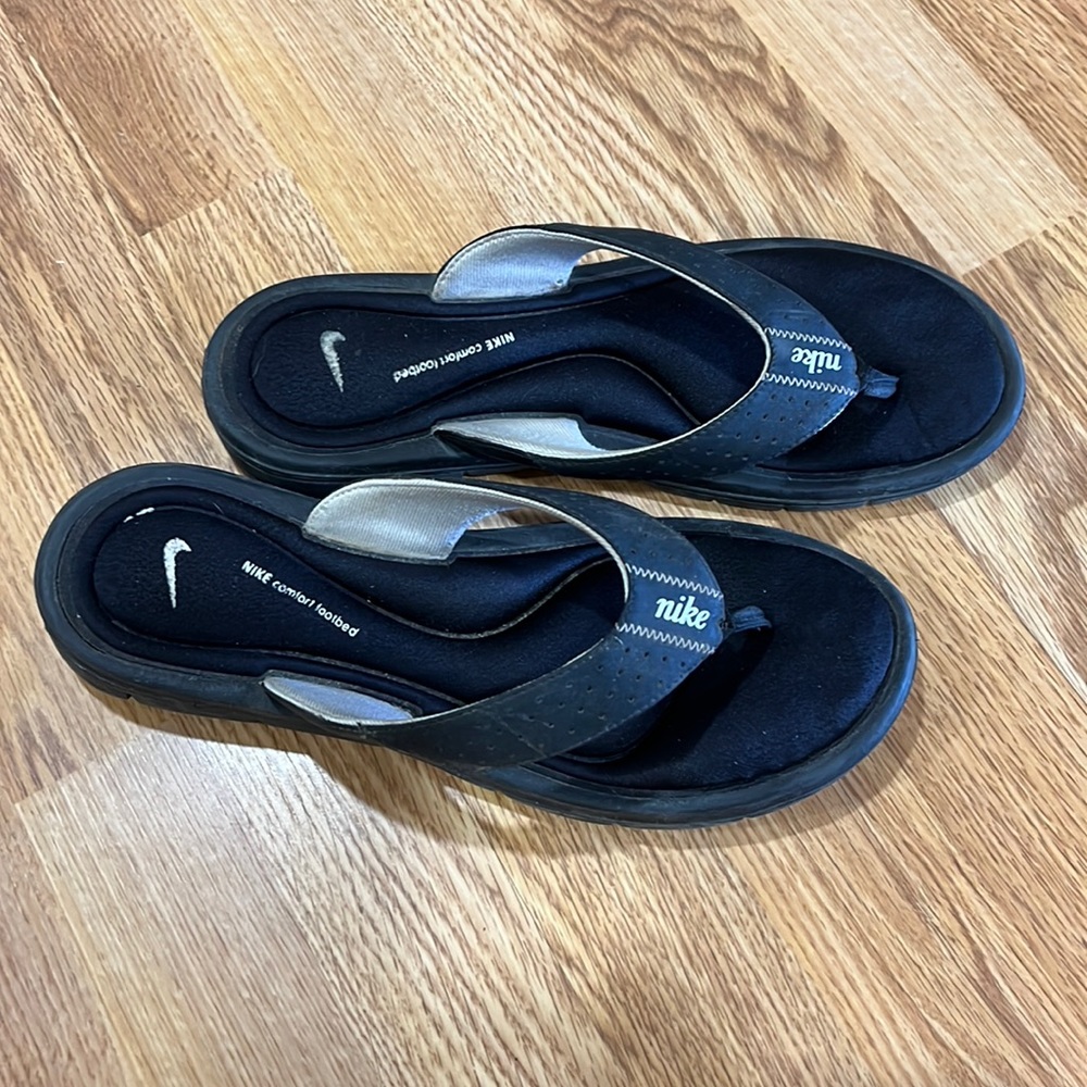 Size 10. Nike comfort footbed flip flops